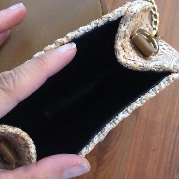 Adorable tassel and jute Crossbody bag with gold chain. - Picture 5 of 8